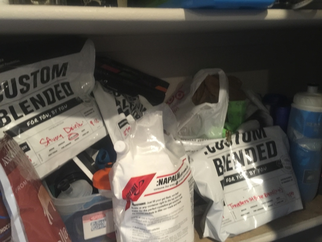 2001年《少林足球》庆功宴 周星驰摸甘比的下巴 何超琼笑而不语‘KY开元·(中国)集团’(图1) ky开元·(中国)集团官网