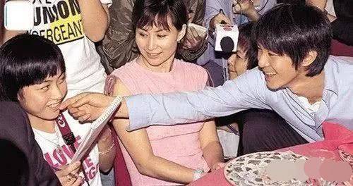 2001年《少林足球》庆功宴 周星驰摸甘比的下巴 何超琼笑而不语‘KY开元·(中国)集团’(图2)
2001年《少林足球》庆功宴 周星驰摸甘比的下巴 何超琼笑而不语‘KY开元·(中国)集团’(图2)