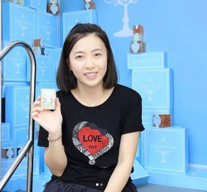 2001年《少林足球》庆功宴 周星驰摸甘比的下巴 何超琼笑而不语‘KY开元·(中国)集团’(图3)
2001年《少林足球》庆功宴 周星驰摸甘比的下巴 何超琼笑而不语‘KY开元·(中国)集团’(图3)