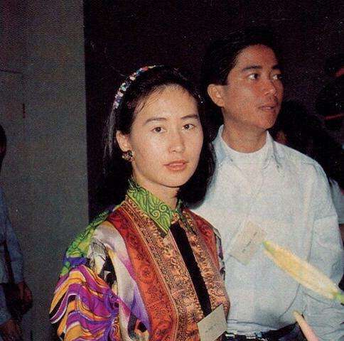 2001年《少林足球》庆功宴 周星驰摸甘比的下巴 何超琼笑而不语‘KY开元·(中国)集团’(图5)
2001年《少林足球》庆功宴 周星驰摸甘比的下巴 何超琼笑而不语‘KY开元·(中国)集团’(图5)