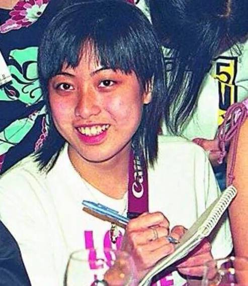 2001年《少林足球》庆功宴 周星驰摸甘比的下巴 何超琼笑而不语‘KY开元·(中国)集团’(图9)
2001年《少林足球》庆功宴 周星驰摸甘比的下巴 何超琼笑而不语‘KY开元·(中国)集团’(图9)