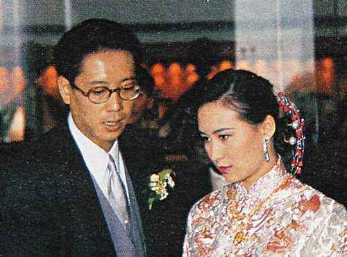 2001年《少林足球》庆功宴 周星驰摸甘比的下巴 何超琼笑而不语‘KY开元·(中国)集团’(图6)
2001年《少林足球》庆功宴 周星驰摸甘比的下巴 何超琼笑而不语‘KY开元·(中国)集团’(图6)